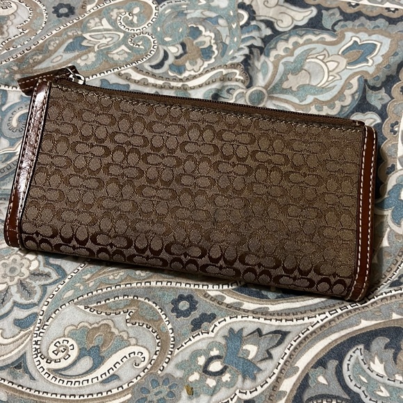 GUC vintage brown buckle Coach wallet - Picture 5 of 12